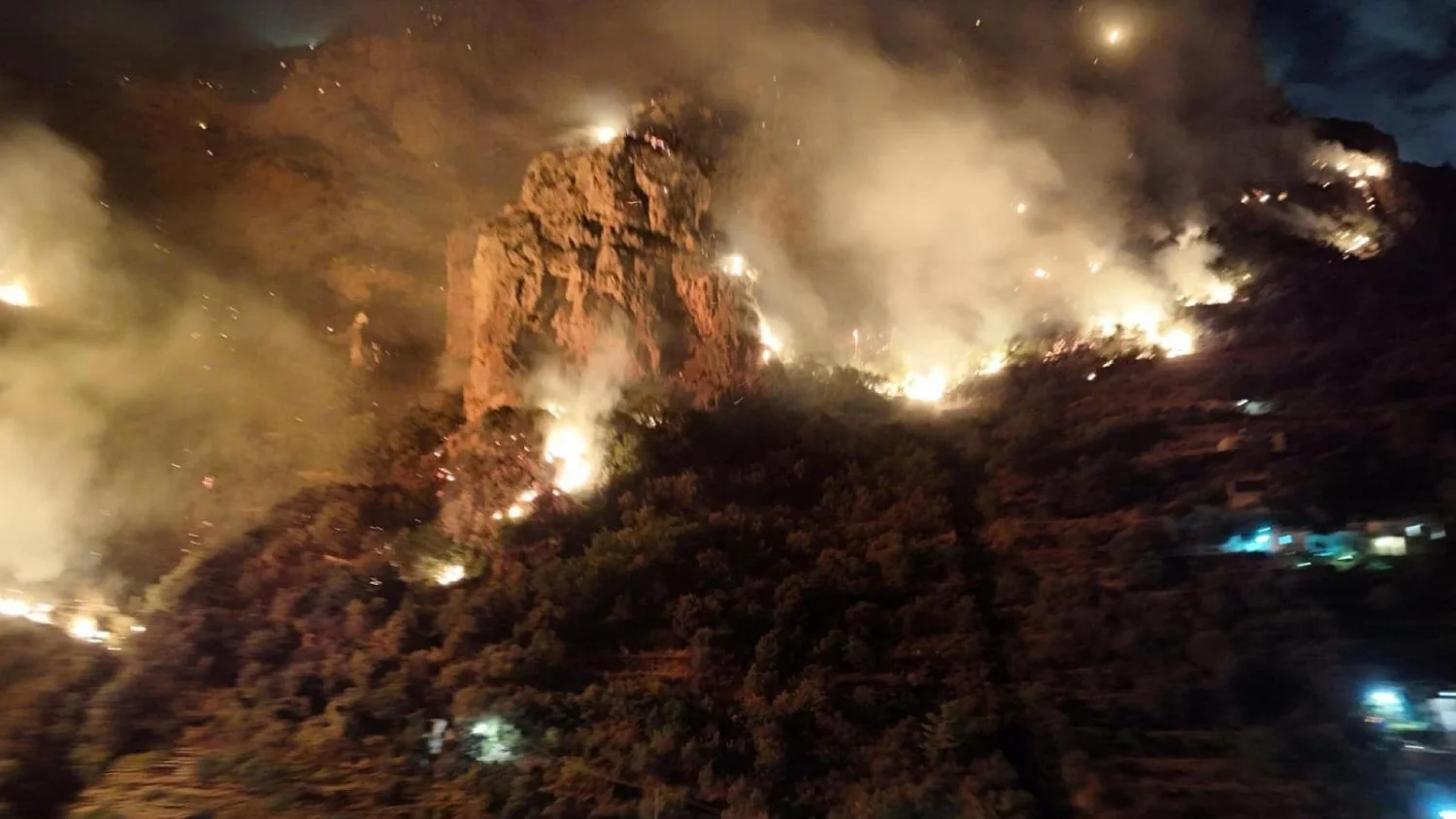 Incêndios na Costa Amalfitana: chamas avançam entre Vico Equense e Agerola; evacuações e meios aéreos mobilizados