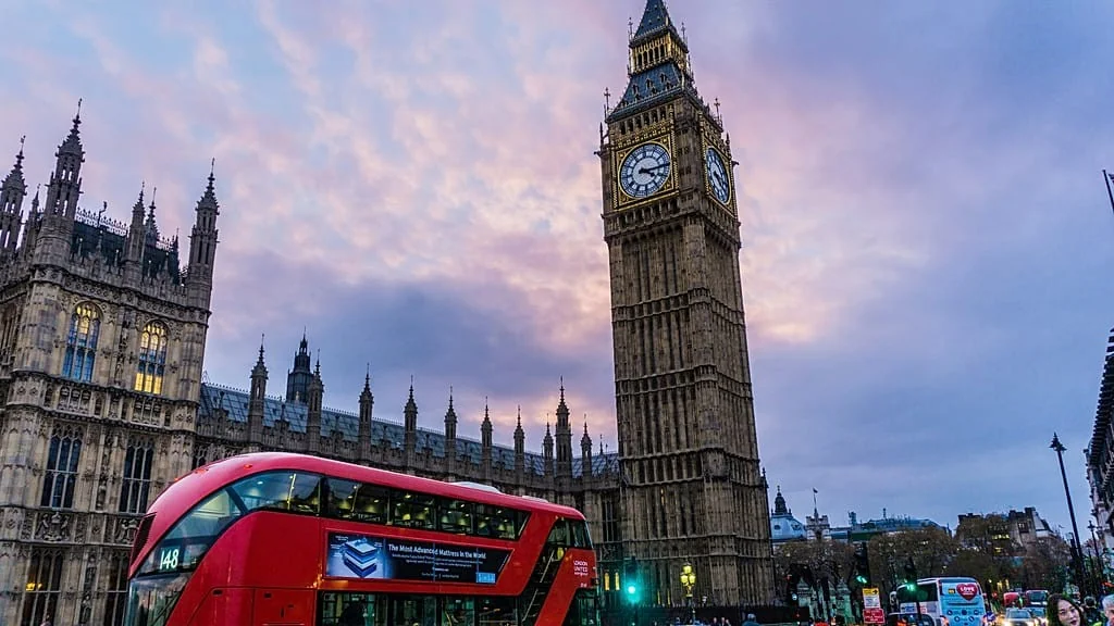 Inglaterra anuncia liberdade para autarcas cobrarem nova taxa turística por noite: o que muda para viajantes e destinos
