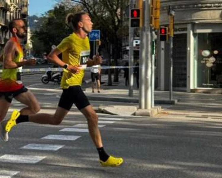 Atleta russo completa Maratona de Berlim usando Crocs e vira símbolo de debate sobre tecnologia e espetáculo