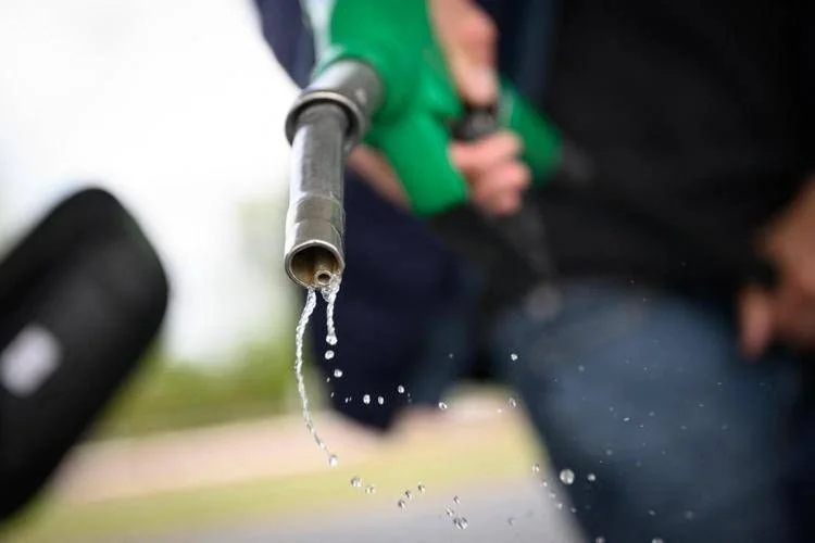 Combustíveis em alta na Itália: gasolina a €2,153/l e diesel a €2,330/l, pressão sobre consumidores e transporte