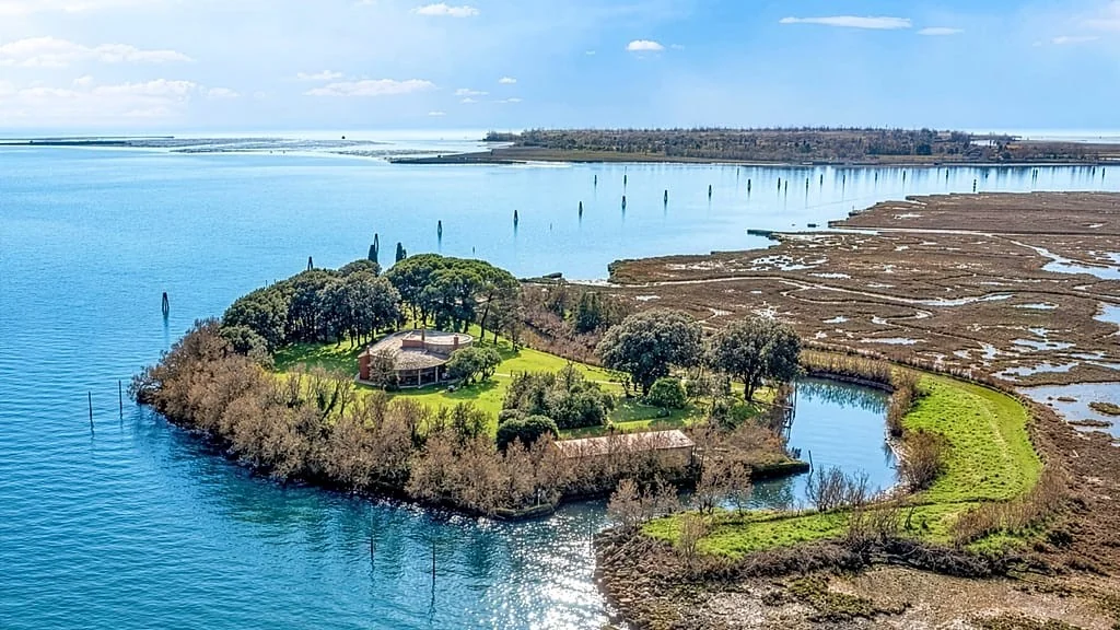 Ilha privada Crevan na Lagoa de Veneza à venda por €5,5M: forte napoleónico e vista para Burano