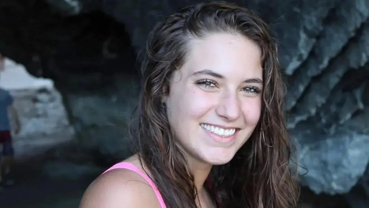 Turista italiana de 27 anos morre ao precipitar 30 m na cascata de Rawanaella, no Sri Lanka