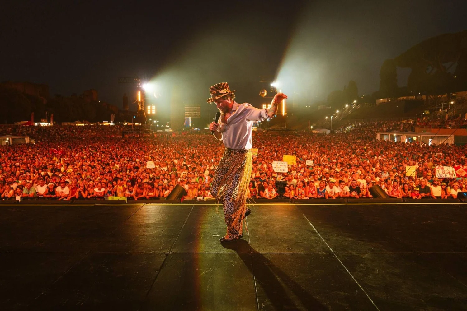 Jovanotti transforma o Circo Massimo em festa-gladiatória: “O pessimismo é um luxo que não posso permitir”
