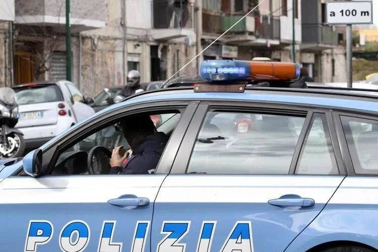 Jovem esfaqueada nas costas: caça ao homem em Salerno após ataque em largo San Tommaso d'Aquino