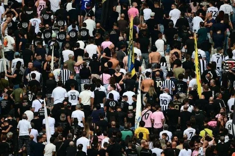 Juventus multada em €10.000 por torcedores que deram as costas durante minuto de silêncio a Mazzola