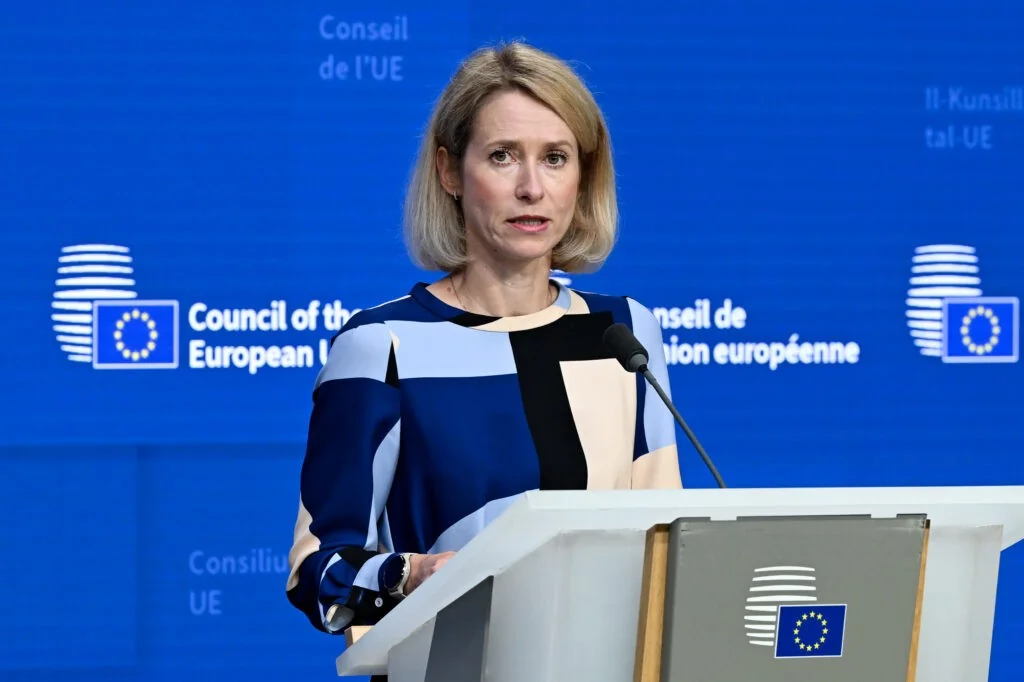 Kaja Kallas alerta: Europa deve se rearmar com urgência para enfrentar ameaças híbridas