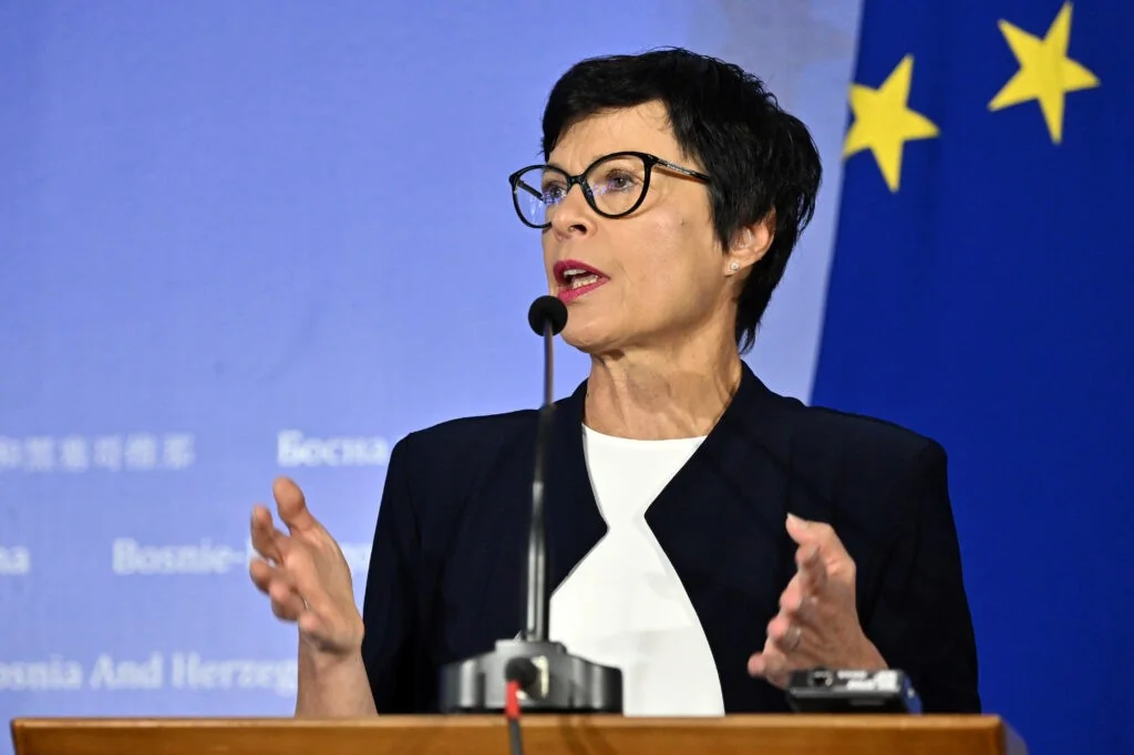 Kos adia visita à Sérvia após celebrações a Mladić: um teste aos valores da UE