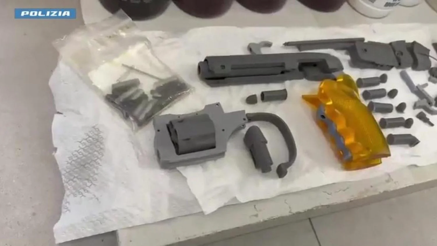 Laboratório de 'armas fantasma' com impressora 3D é desmantelado em San Giovanni La Punta, Catania