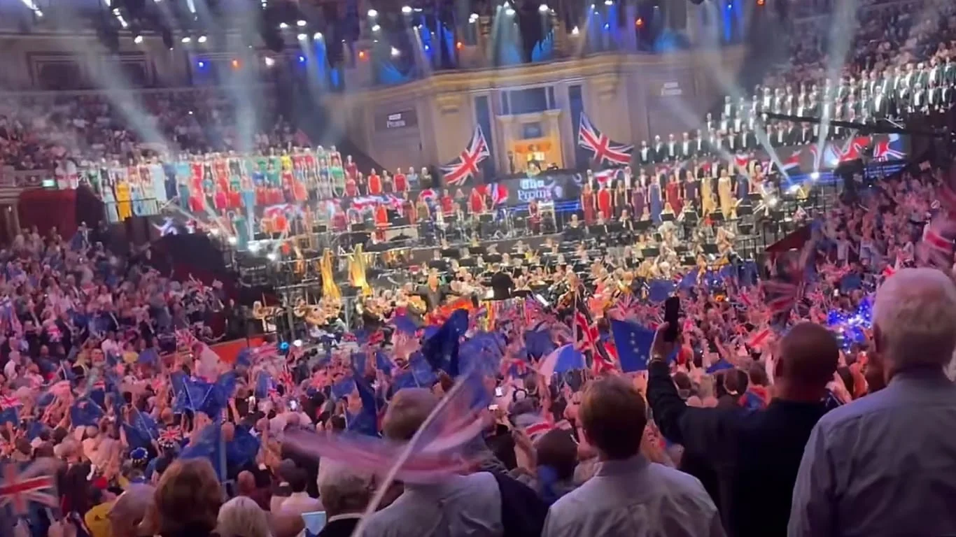 Last Night of the Proms: mais bandeiras da UE que Union Jack reacendem debate sobre Brexit