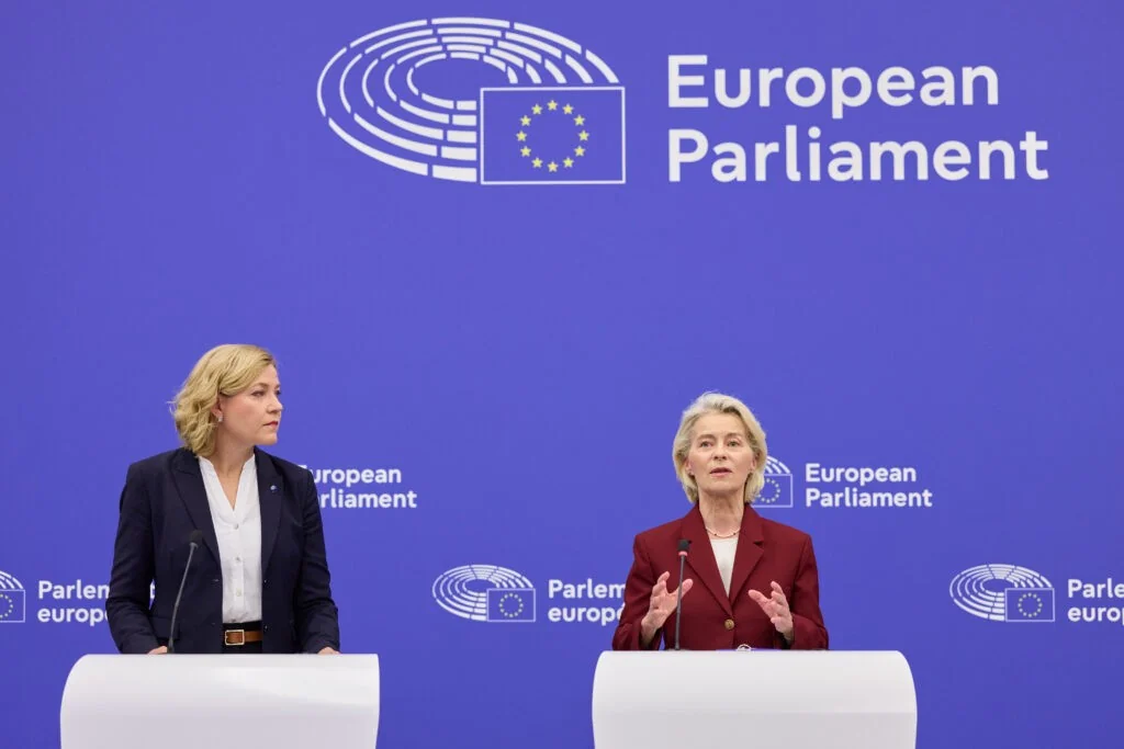UE apresenta a Lei Europeia das Crianças (EU Kids Act) para conter riscos digitais e regular acesso dos menores
