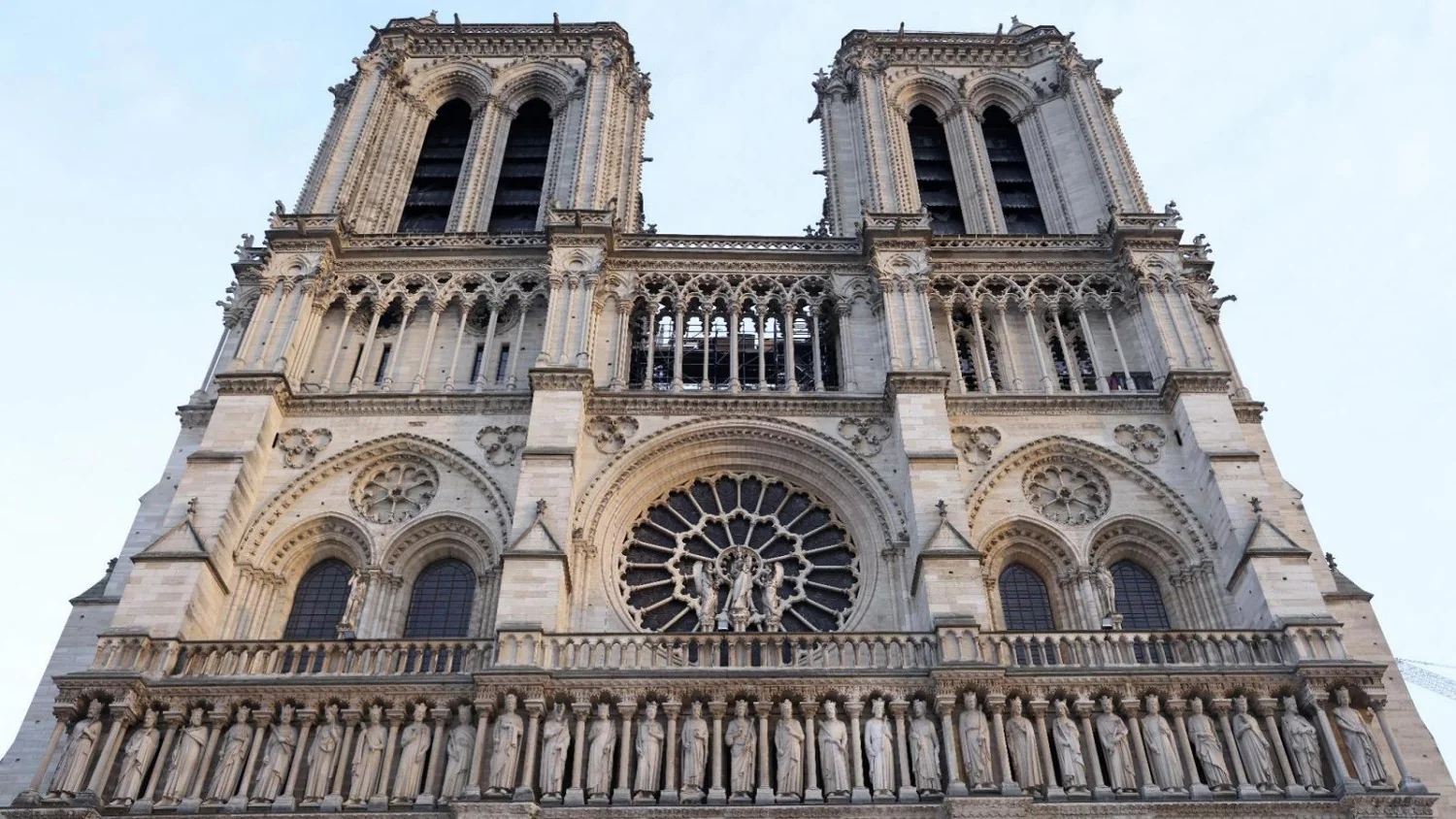 Leone XIV chega a Paris: visita estratégica entre Unesco, Notre-Dame e vigília no Stade de France
