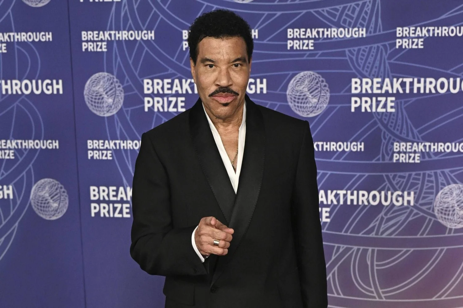 Lionel Richie internado em terapia intensiva após show interrompido em St. Louis
