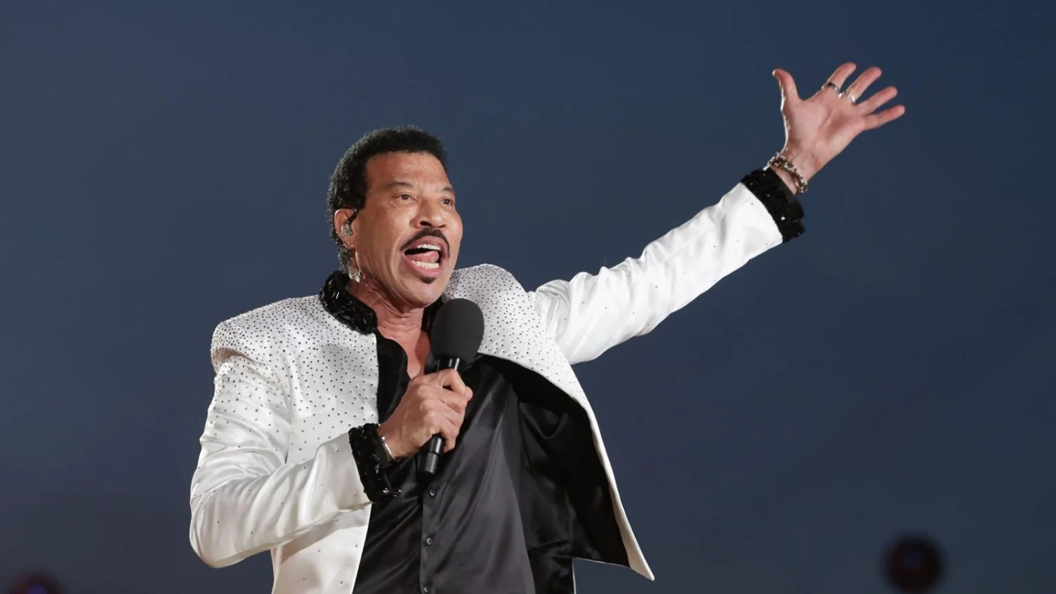 Lionel Richie internado em terapia intensiva após mal-estar no palco; suspeita de desidratação