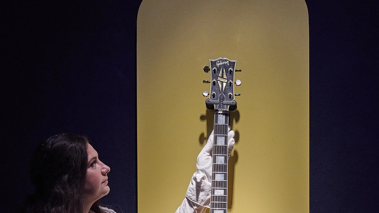 Em Londres, as guitarras de Johnny Marr contam a história dos Smiths em exibição na Christie's