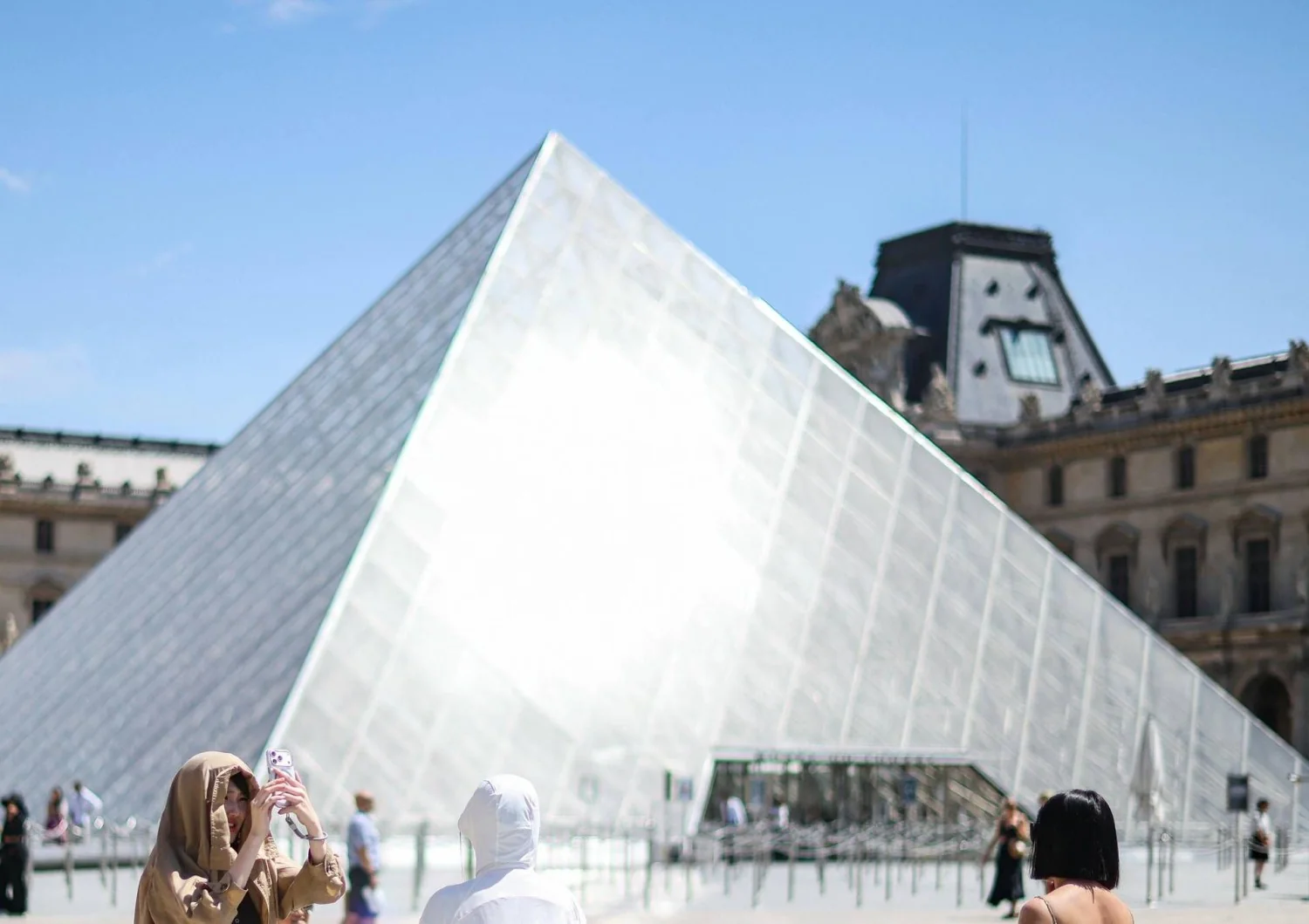 Louvre: dois alemães detidos por pendurar quadros na sala da Mona Lisa; dano leve à parede