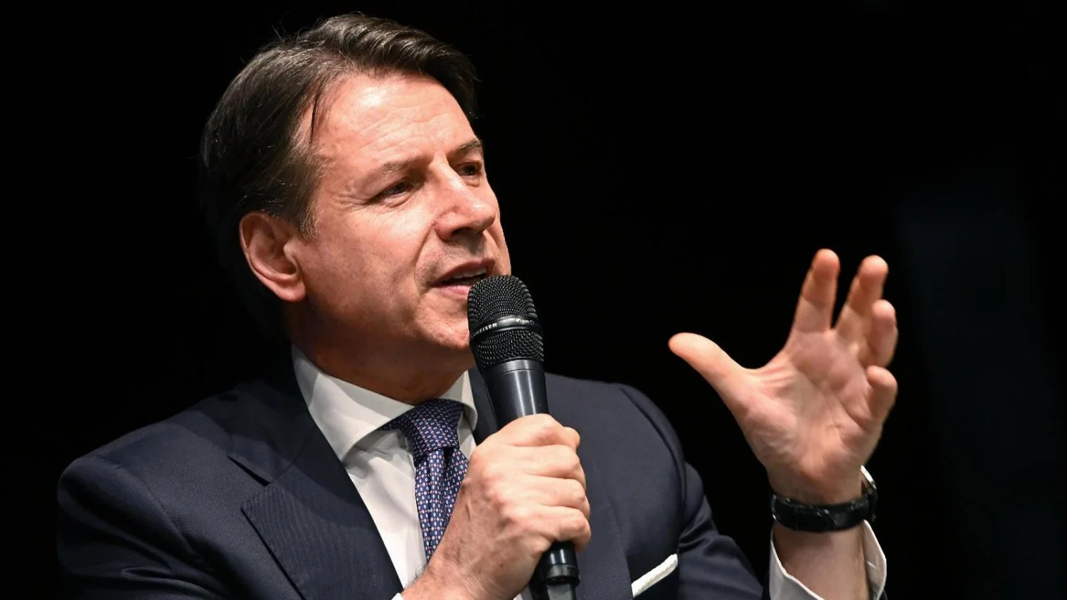 M5S em Milão: a kermesse Nova 2026 e o parágrafo que testa a liderança de Conte sobre os aiuti a Kiev