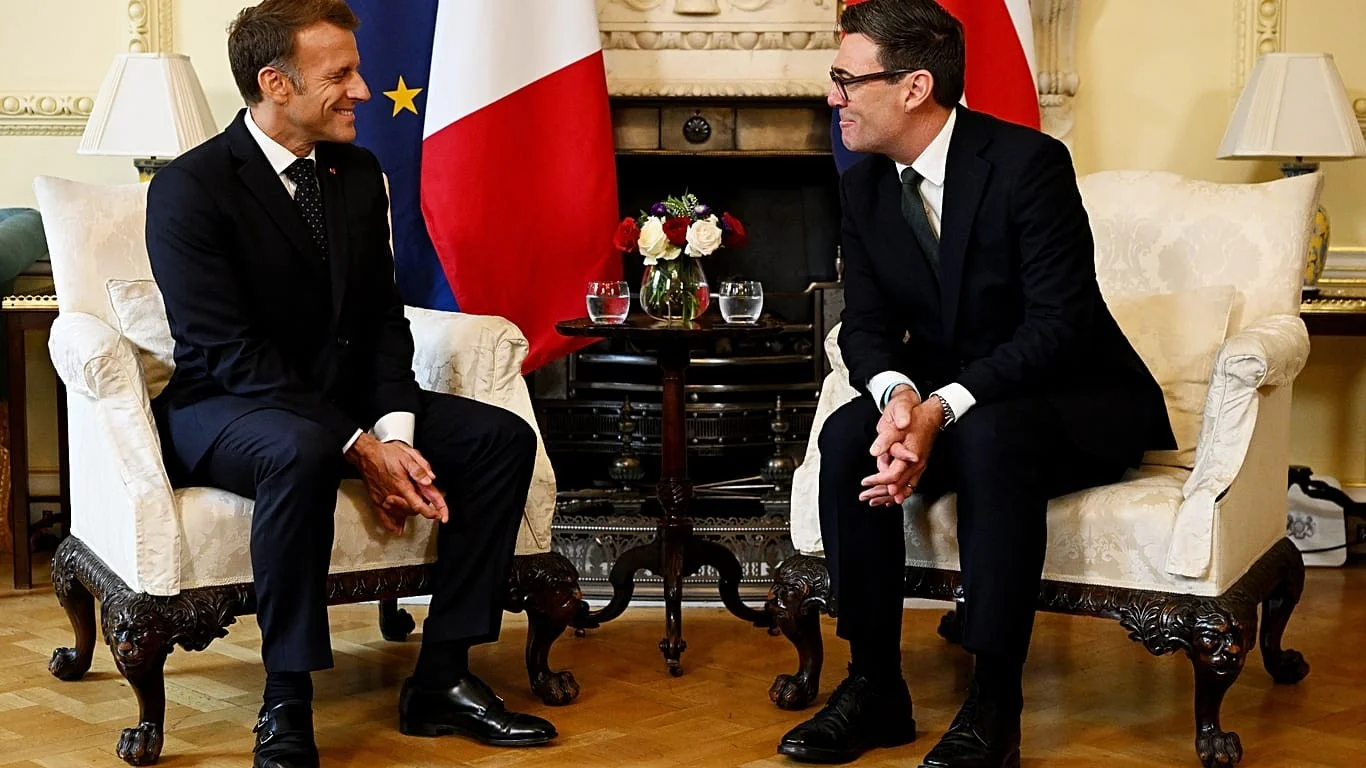 Macron e Burnham em Downing Street: momento decisivo na parceria franco-britânica