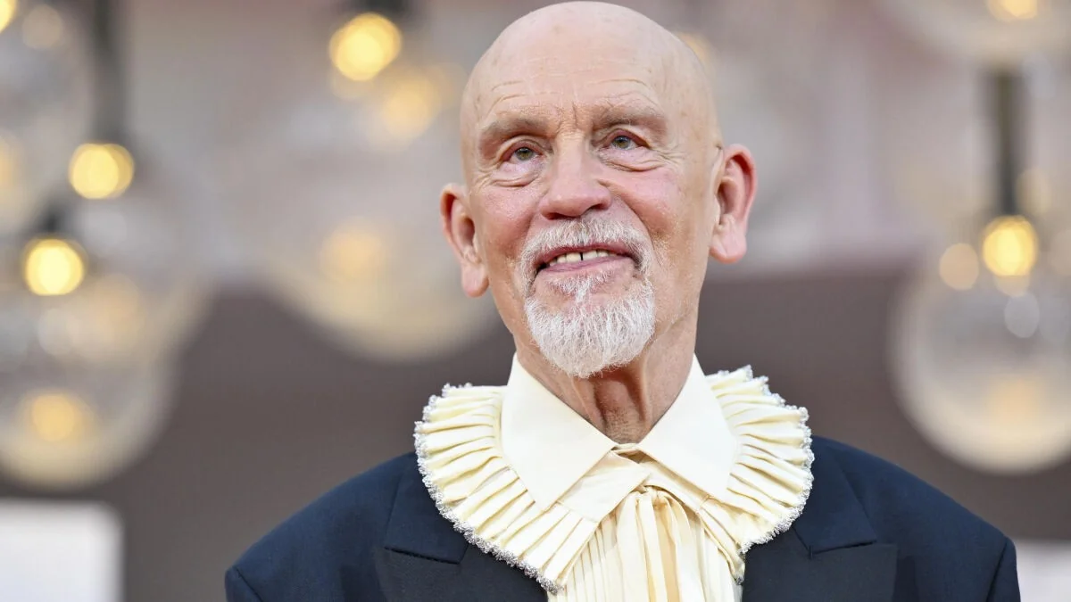 Malkovich em Veneza: o terno Dior que reescreve a história do traje