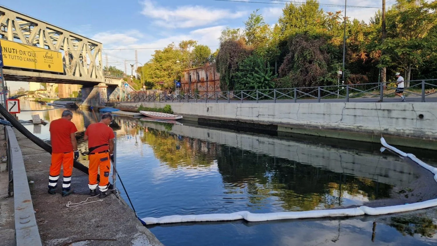 Mancha de diesel no Naviglio: bombeiros empurram poluição para ponto de contenção em via Conchetta