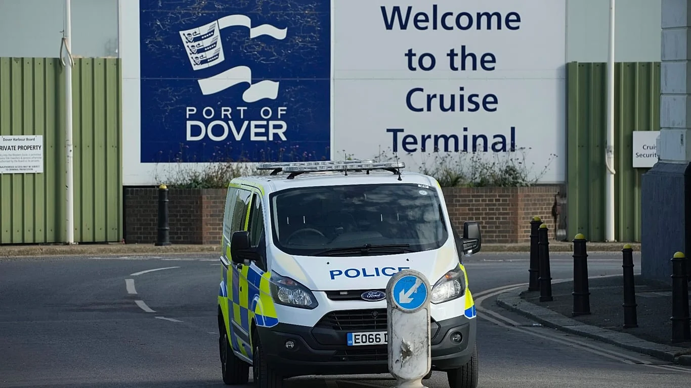 Manifestantes mascarados no porto de Dover geram atrasos nos ferries e tensão política