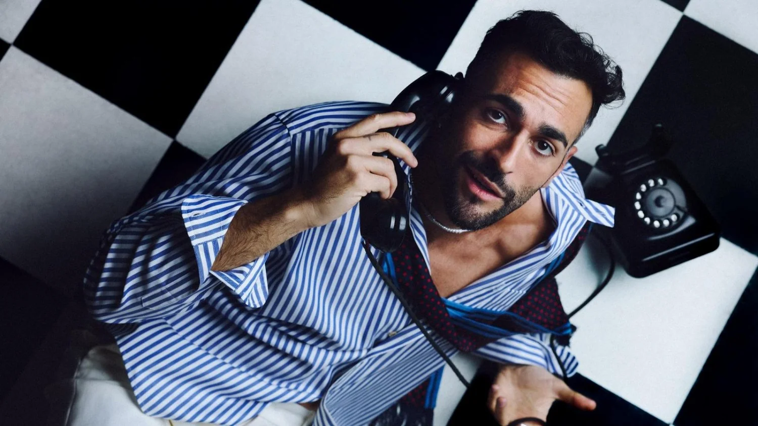 Marco Mengoni abandona os estádios e inaugura 'salotto' musical em Milão