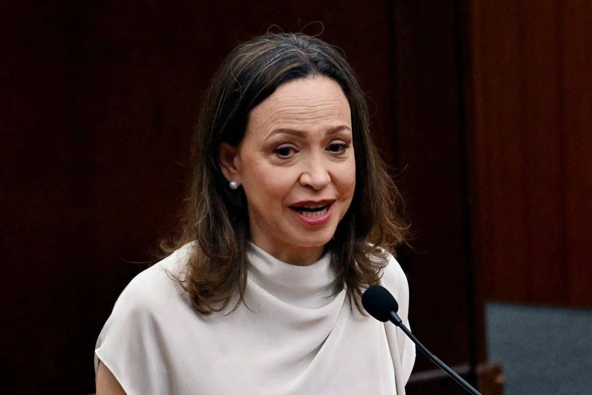 Maria Corina Machado enfrenta novo bloqueio em tentativas de retorno à Venezuela