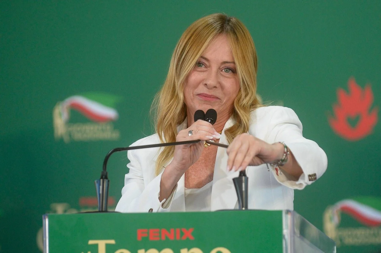 Meloni anuncia limite a estudantes estrangeiros por turma e proíbe burca nas escolas
