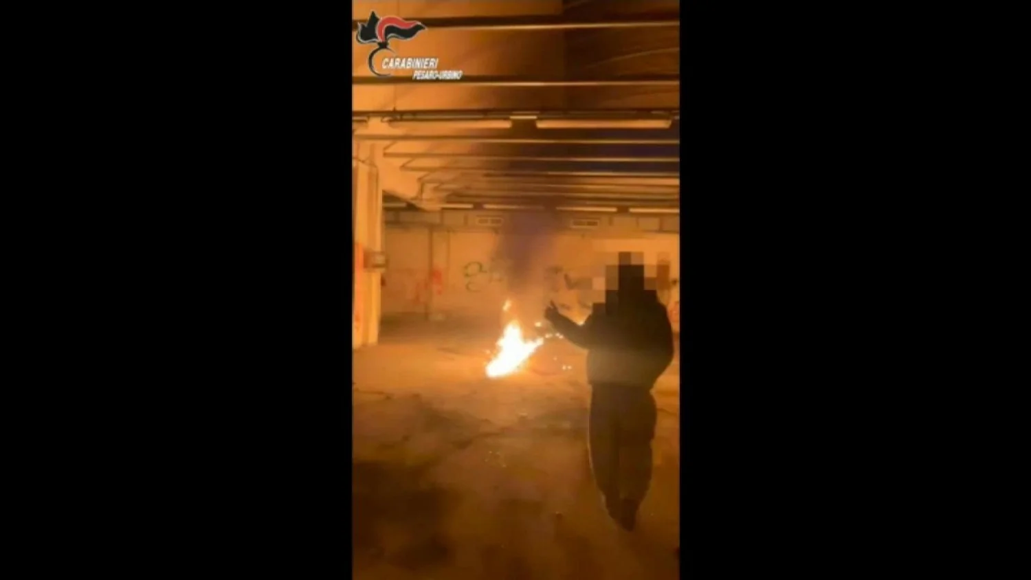 Quatro menores são detidos por fabricar e testar Molotov em galpão abandonado entre Pesaro, Rimini e Bolonha