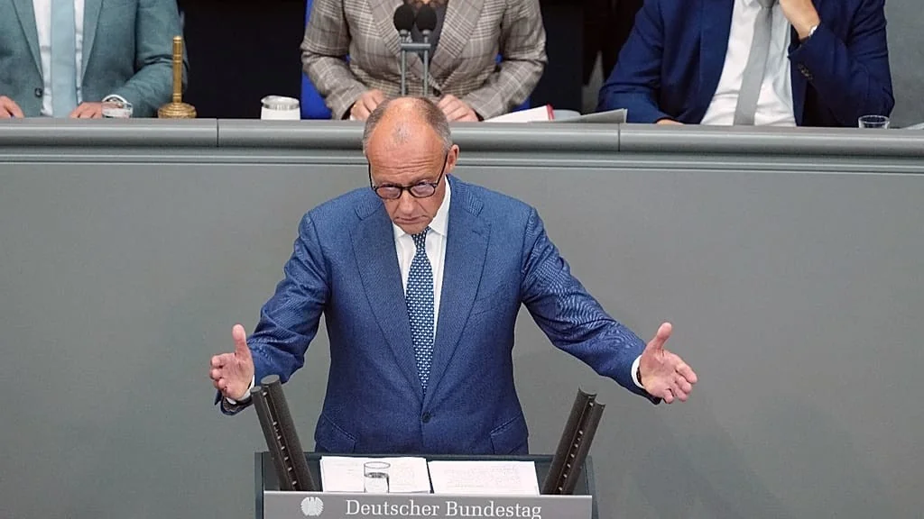 Merz acusa AfD de 'limpeza étnica' no Bundestag enquanto Weidel declara o fim da coalizão preto-vermelha