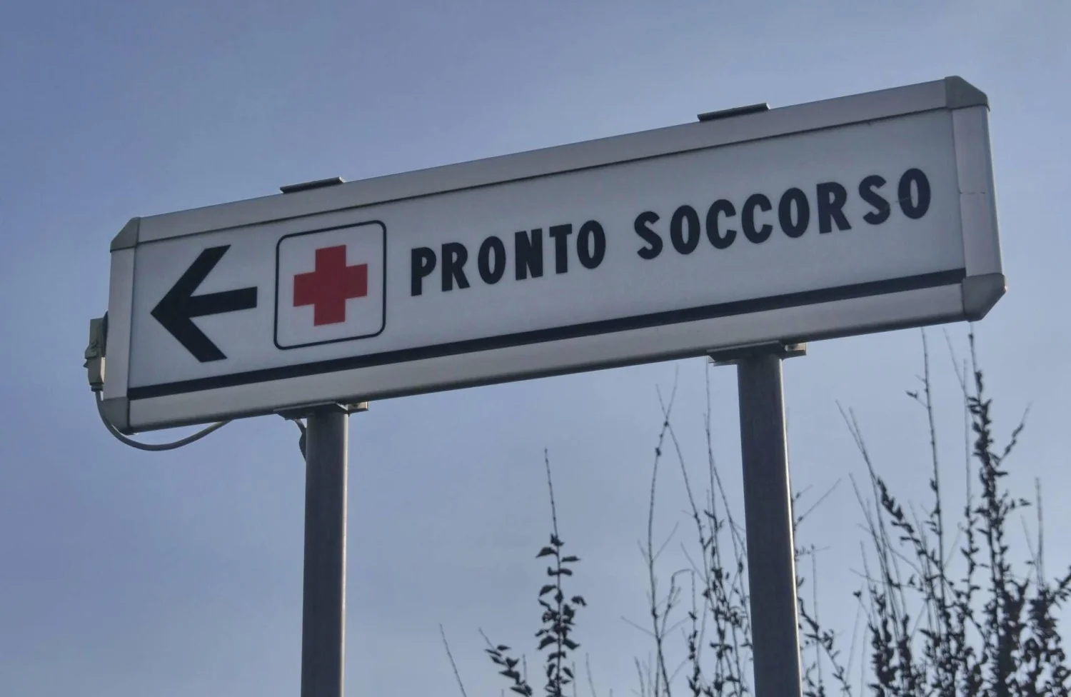 Messina: cliente atira ácido contra advogado; vítima internada em Catania com queimaduras em 20% do corpo