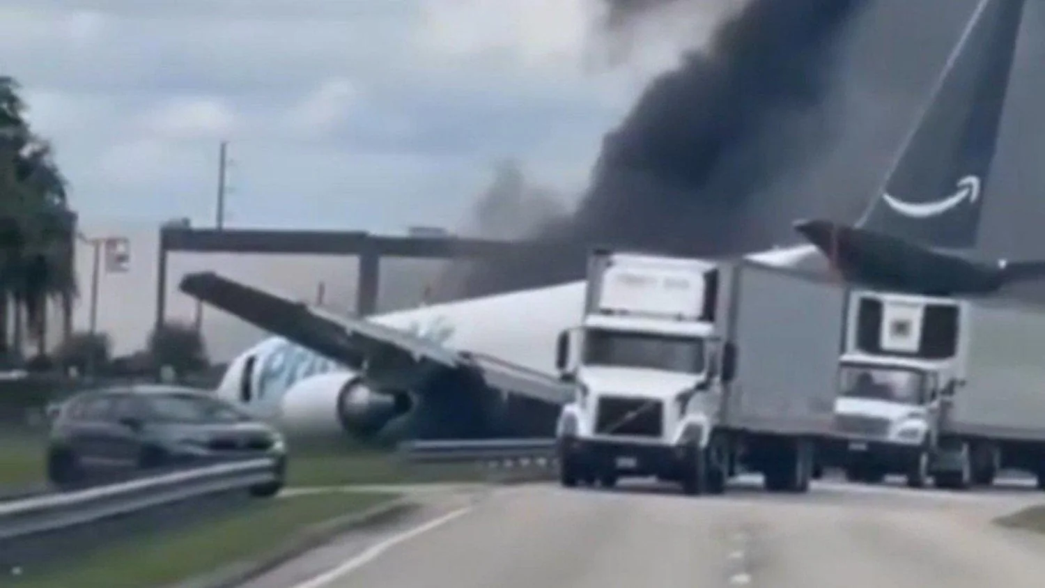 Tragédia em Miami: avião cargueiro da Amazon sai da pista e atinge carros; ao menos cinco mortos