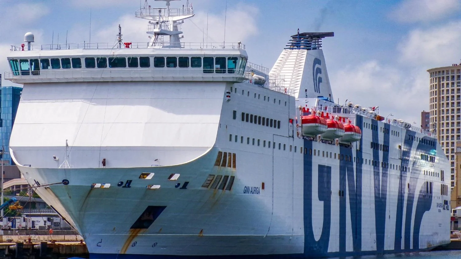 Migrante tunisino morre escondido em carro no ferry Tunisi-Palermo; autópsia determinada