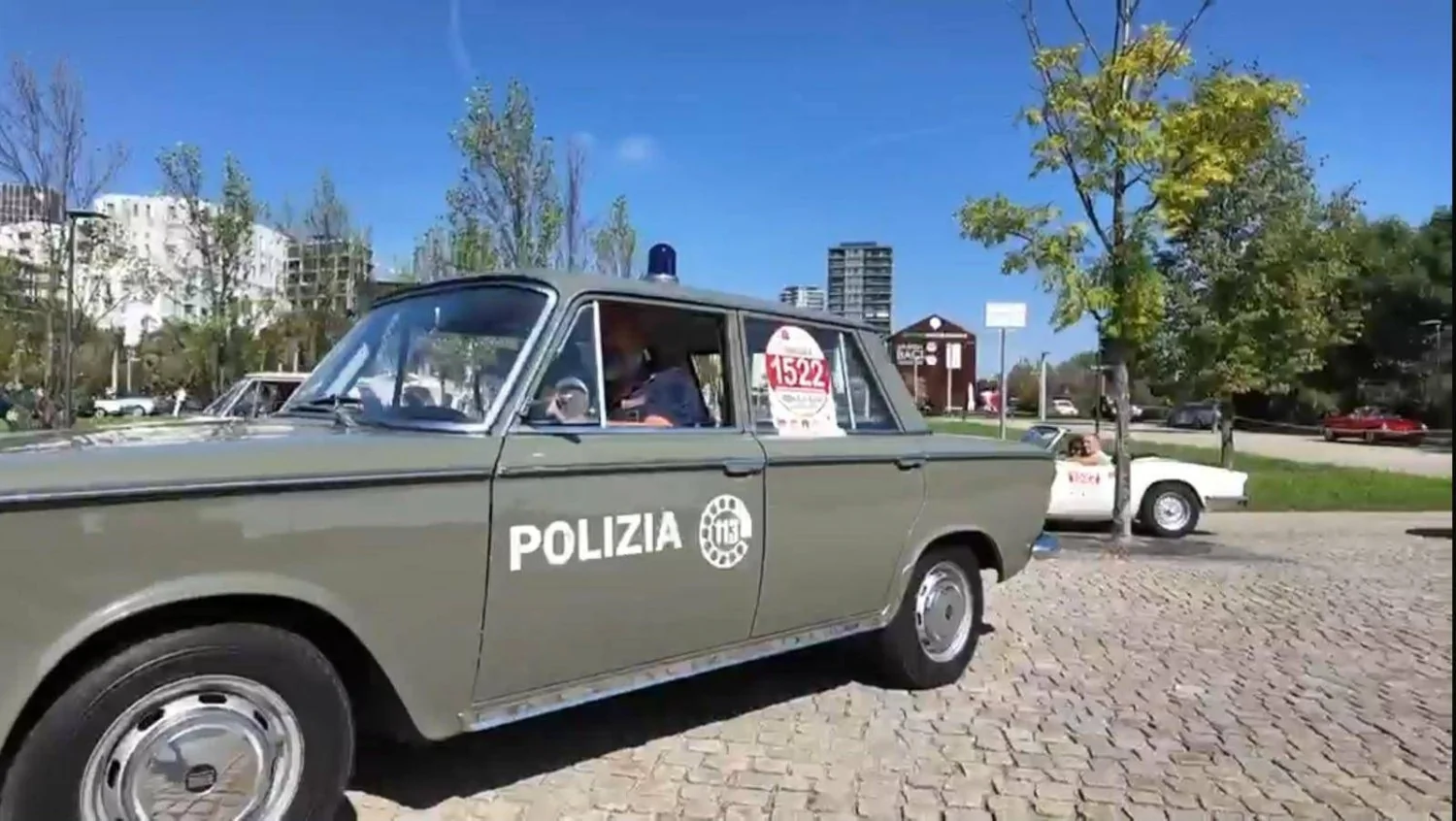 Milão: Desfile de carros antigos leva o número 1522 às ruas em apoio a mulheres vítimas de violência