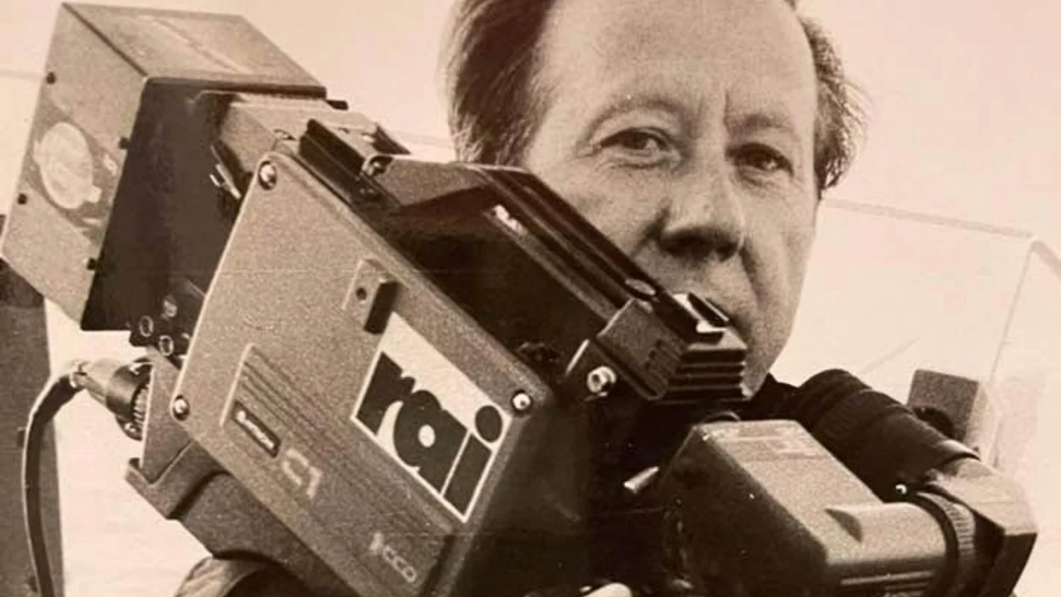 Morre Luca Turi, o fotoreporter de Bari que registrou o desembarque da Vlora