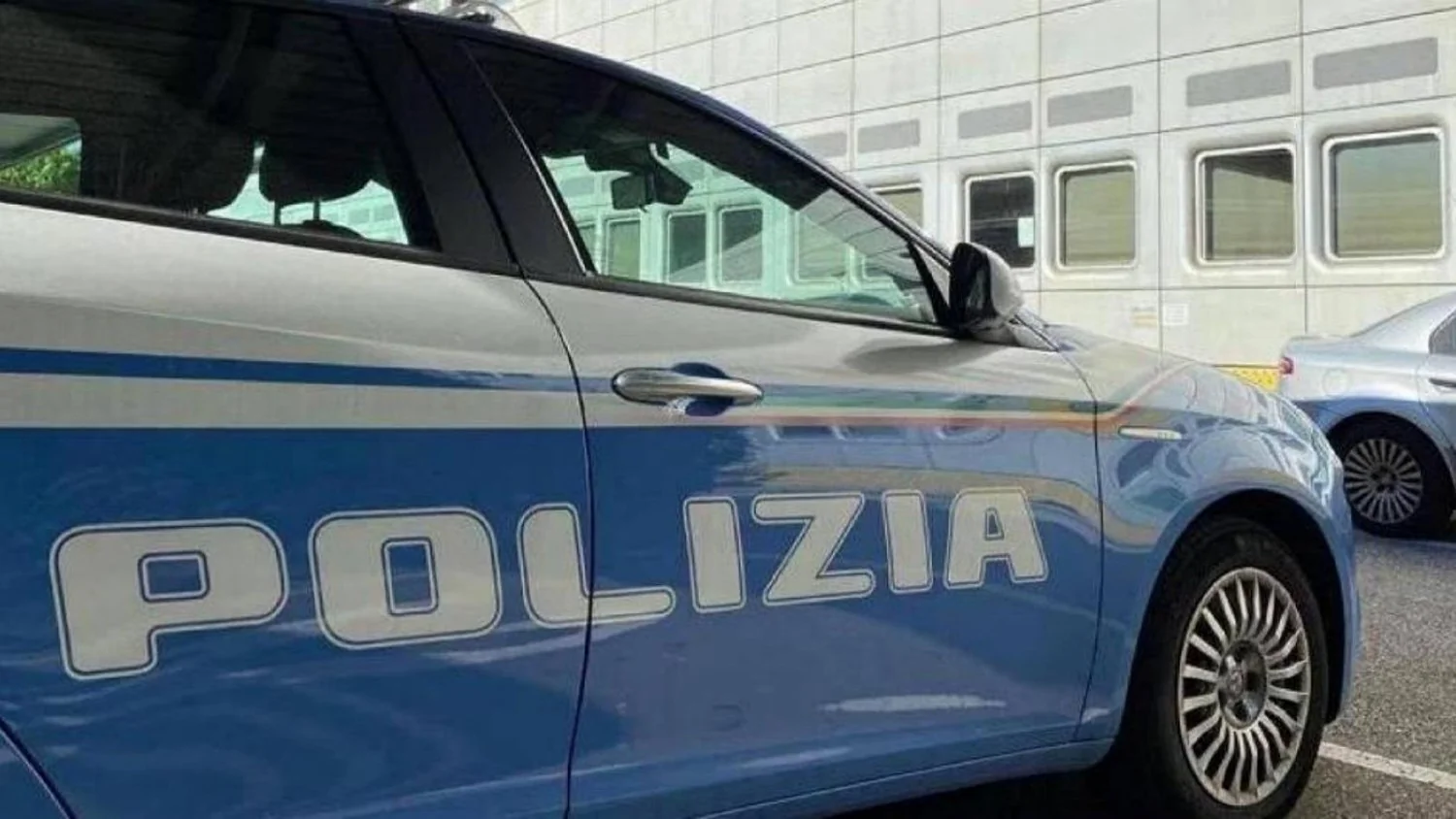 Mulher nua ameaça com faca em Ponte Milvio; contida com taser e levada a hospital