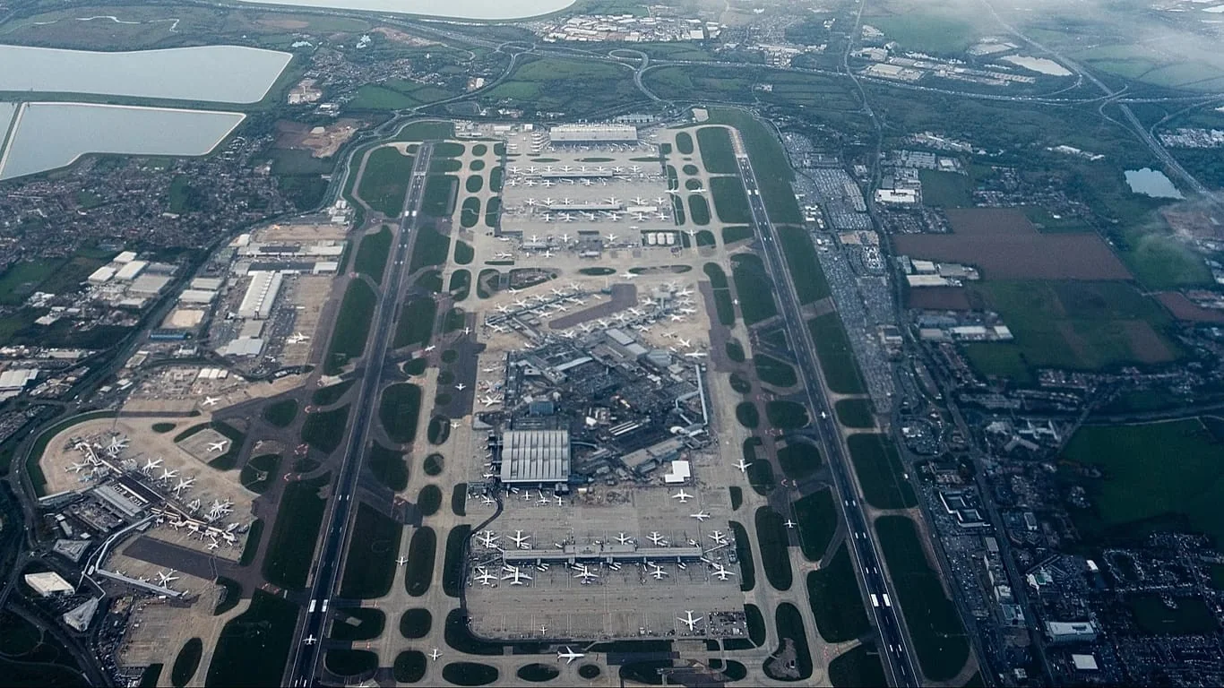 Falha da NATS cancela mais de 1.000 voos no Reino Unido e expõe fragilidades do controlo aéreo