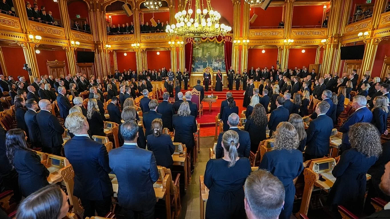 Haakon VIII jura à Constituição e assume a Coroa da Noruega após morte de Harald V