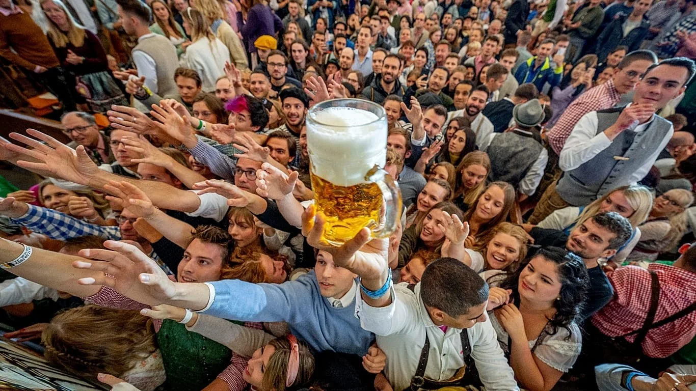 Oktoberfest 2026: regras sobre cannabis, crianças e multas no tabuleiro da festa