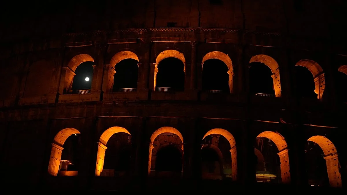 Operário morre no Colosseo: arnês não estava preso à corda; Parque fechado e obras suspensas