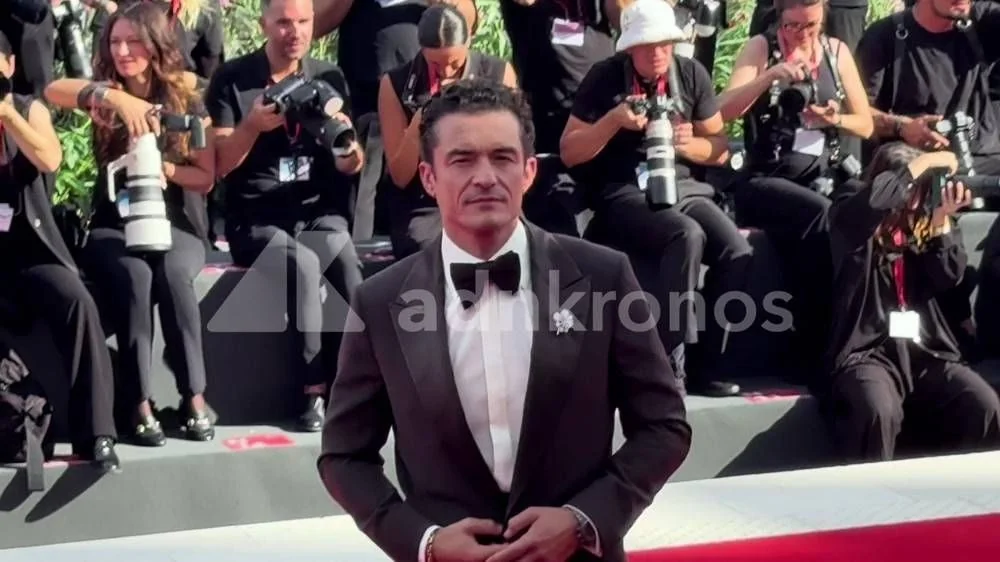 Orlando Bloom incendeia o red carpet de Veneza 83 para 'Bucking Fastard' de Werner Herzog