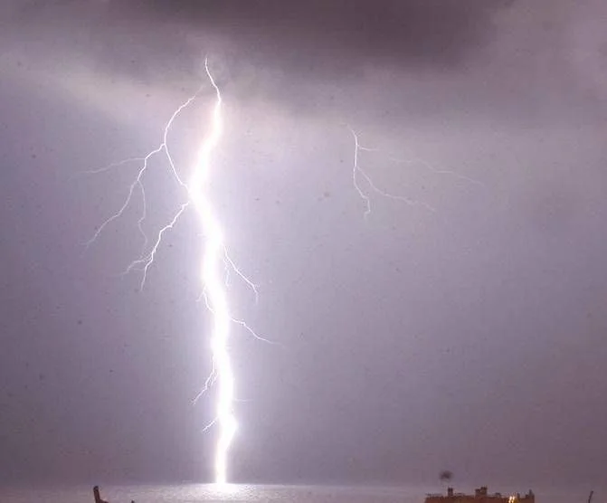 Ostuni: pescador de 70 anos morre atingido por raio durante tempestade nas rochas