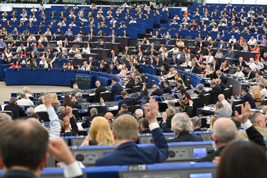 Parlamento Europeu fortalece o Escudo Democrático e exige mais proteção contra ingerências estrangeiras