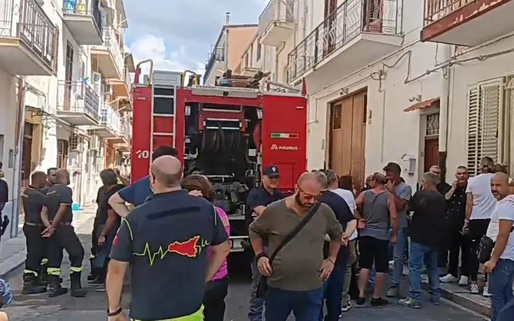 Partinico: mãe e filho encontrados mortos em garagem; investigação aponta esalações de cisterne de mosto