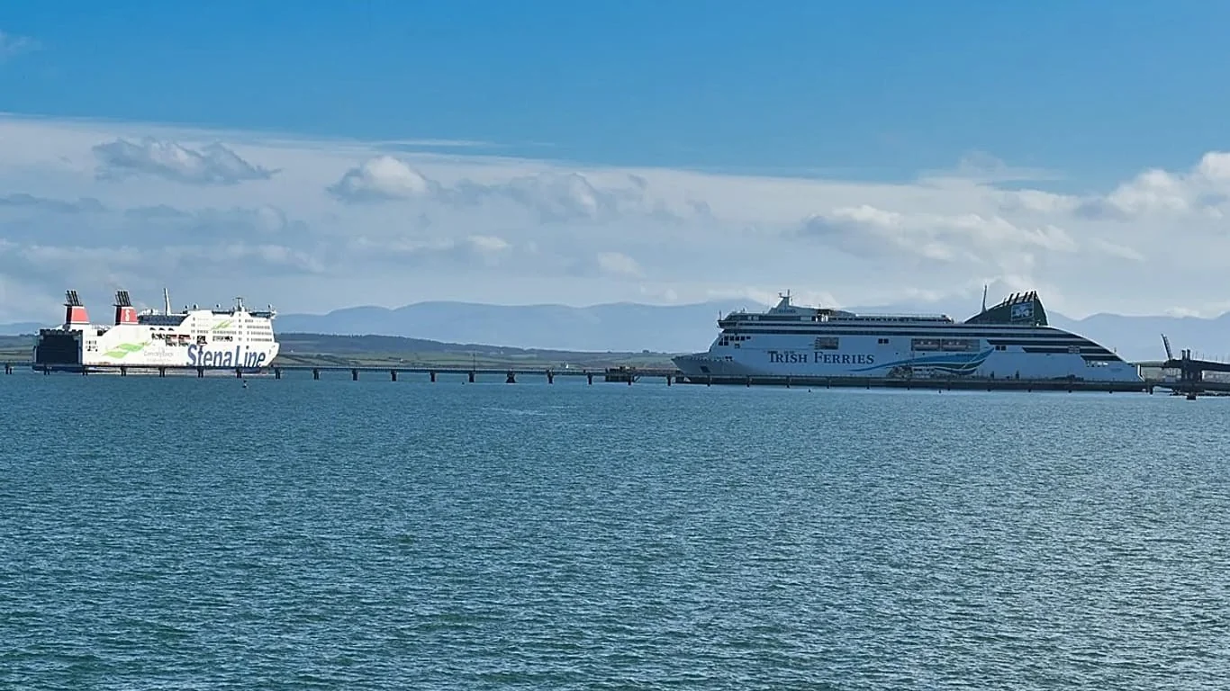 Passaporte passa a ser exigido em ferries entre Reino Unido e Irlanda: saiba quais rotas mudam