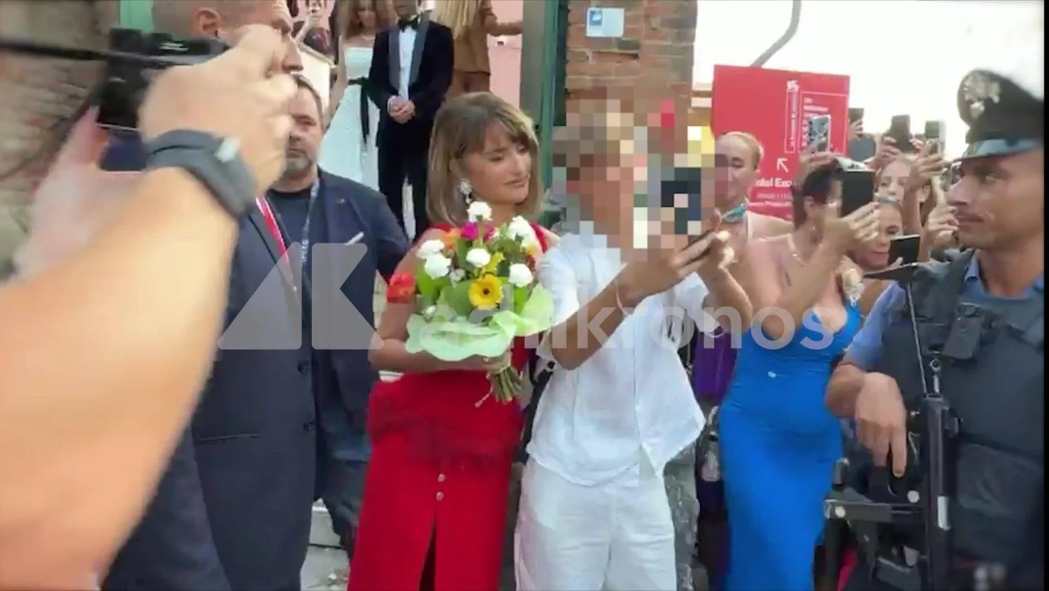 Um jovem 'gentleman' entrega buquê para Penélope Cruz na 83ª Mostra de Veneza