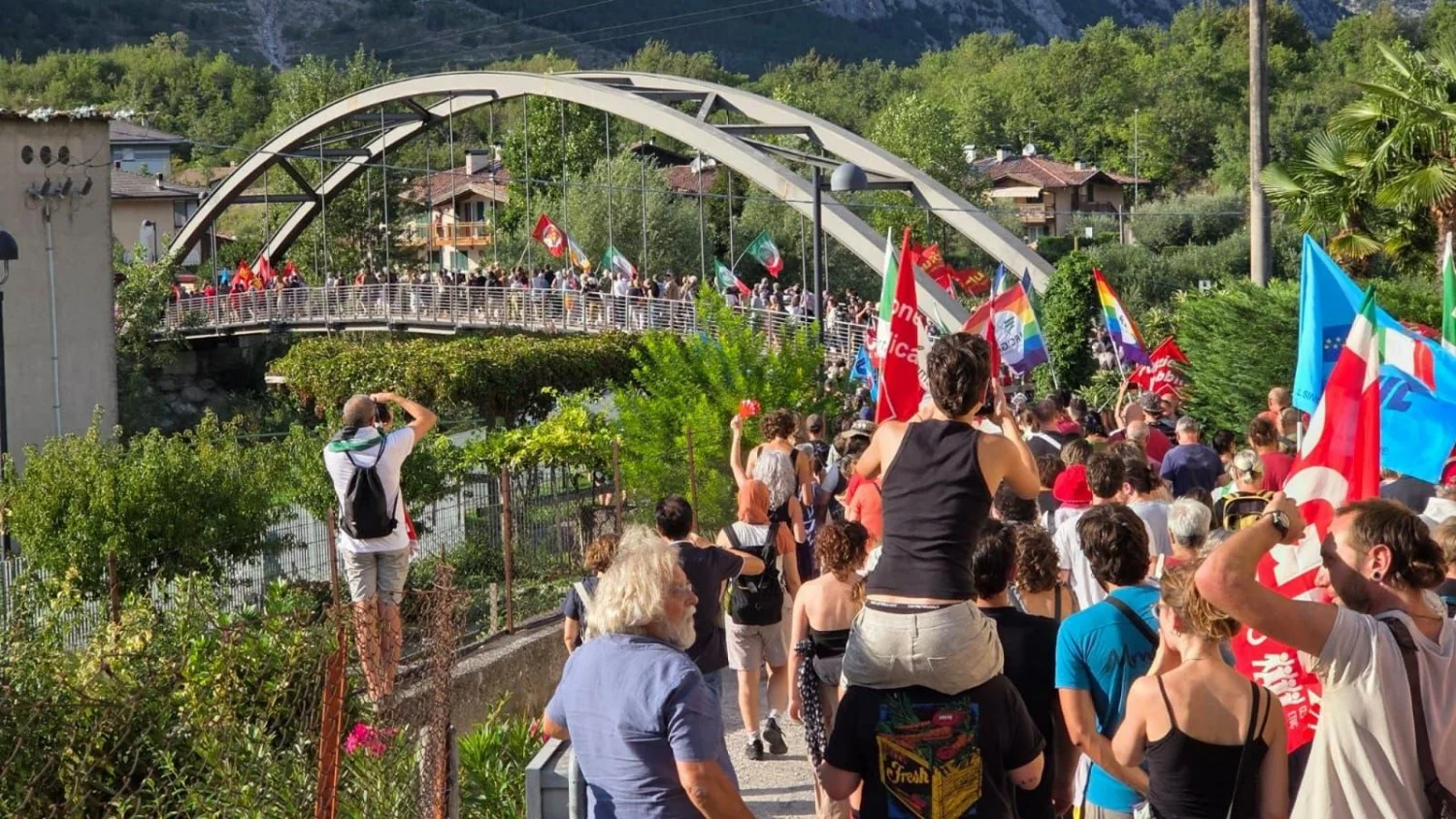 Pietramurata: 2.000 pessoas protestam contra o raduno neonazista 'Ritorno a Camelot'