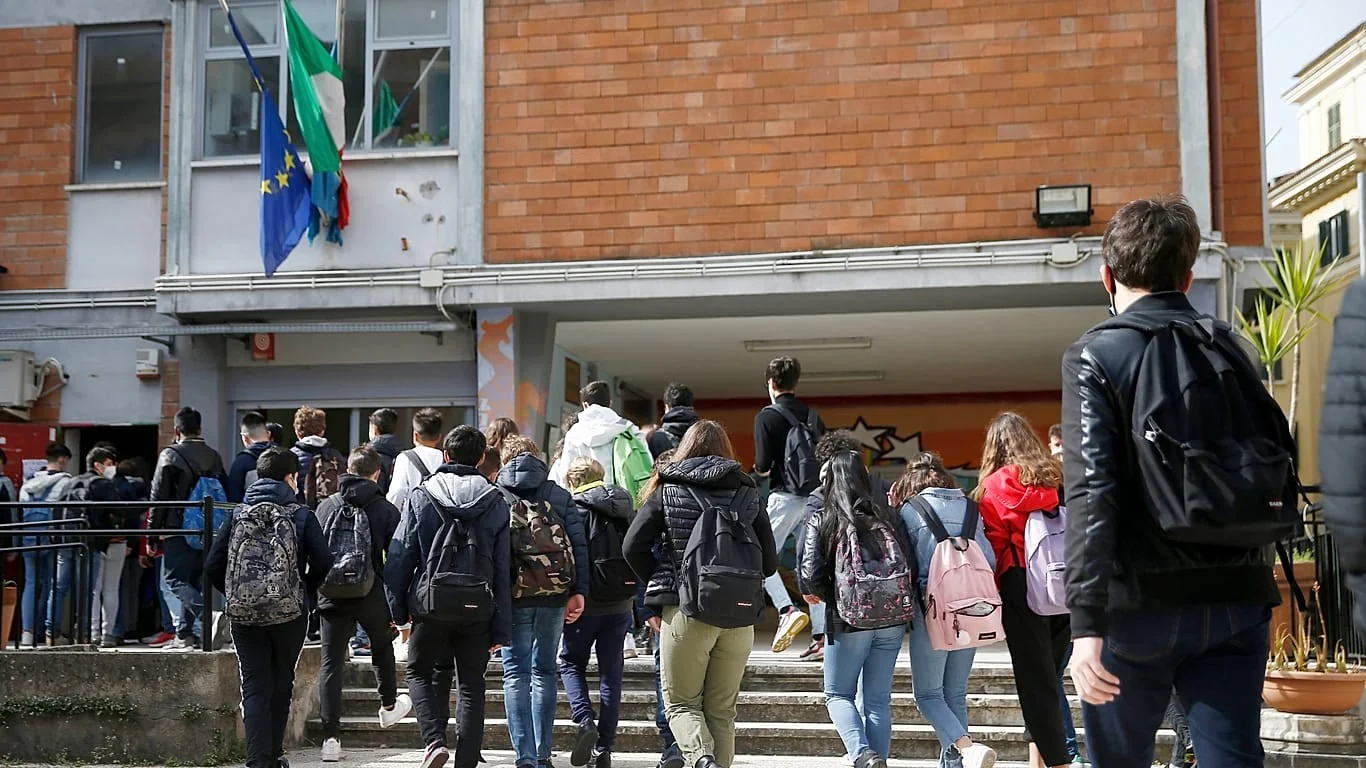 Pisa 2025: Itália supera média da OCDE e avança em ciências enquanto Europa enfrenta retrocesso