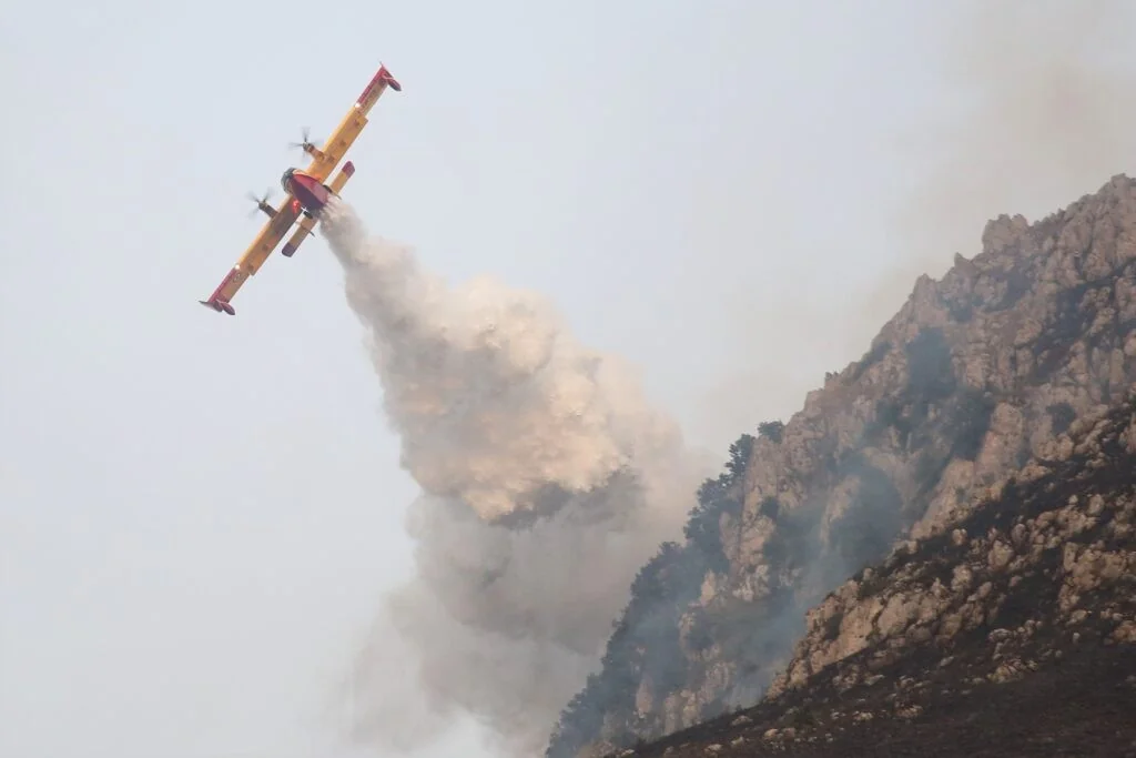 Populares e socialistas exigem plano industrial para fabricar Canadair na Europa e reforçar resposta aos incêndios
