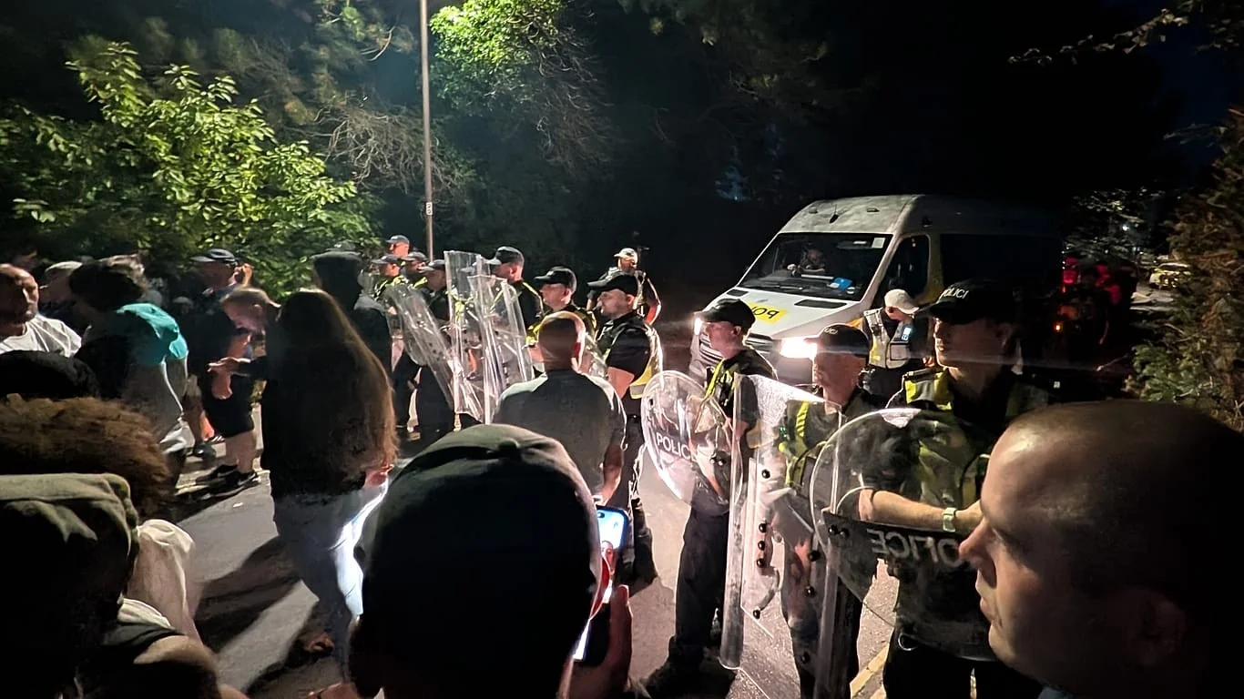 Polícia proíbe coberturas do rosto em protesto anti-imigrantes em Portsmouth