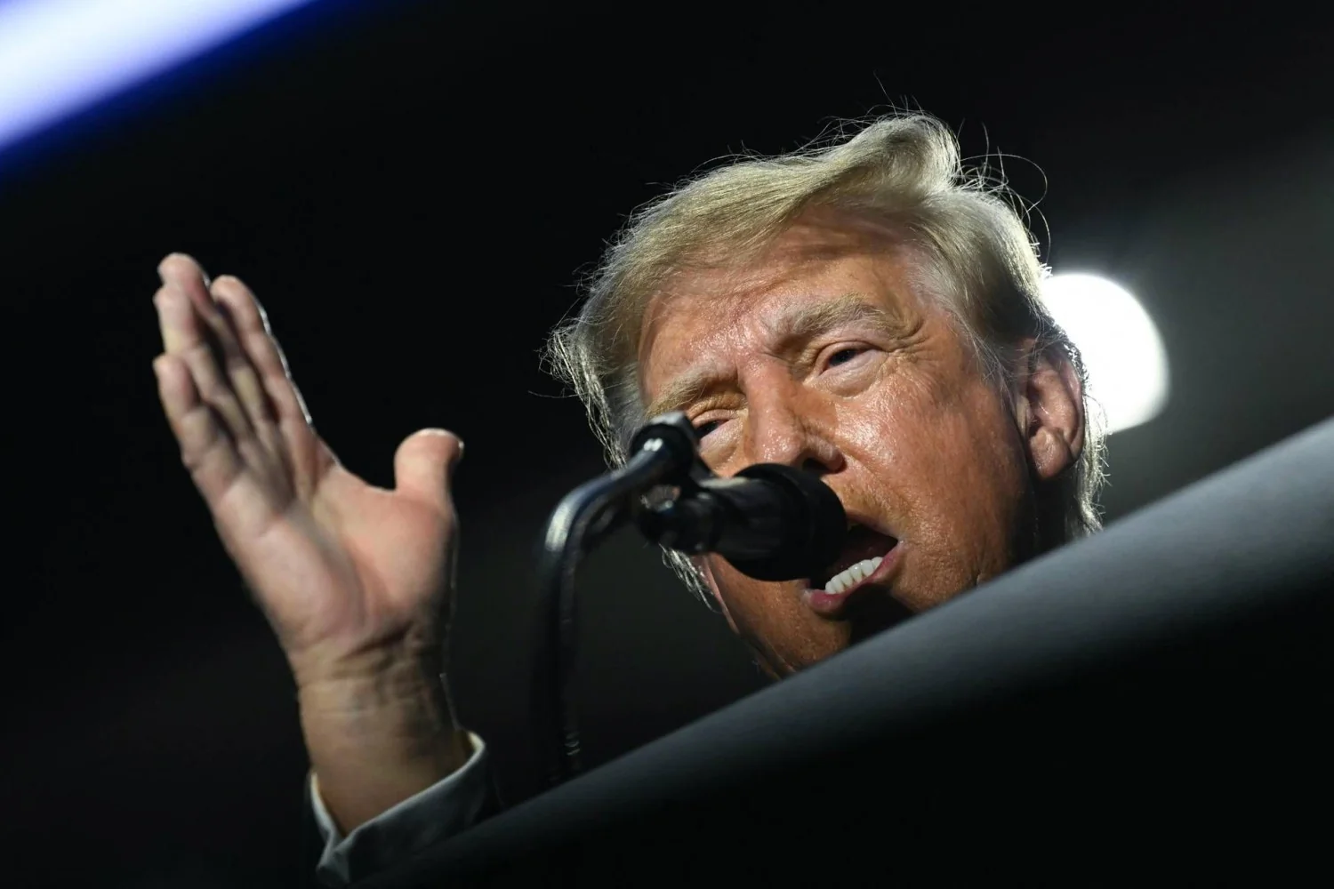 Politico, CNN e MS Now processam Trump por exclusão da Casa Branca e violação da liberdade de imprensa